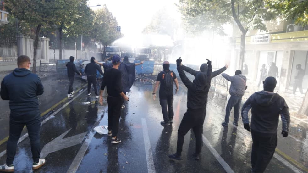 Vijon seanca në Gjykatë për masat ndaj 63 protestuesve, deri më tani 5 prej tyre janë lënë në qeli, 3 u liruan! Prokuroria kërkon burg për të gjithë