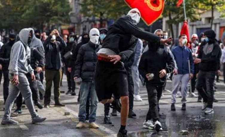 Protesta, flet piktori dhe pedagogu i njohur Haliti: Jam me studentët, jo me ata me maska që bëjnë dhunë! (VIDEO)