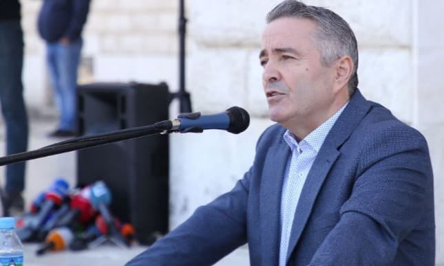 Nga drejtor në SHISH, te protesta kundër Ramës: Kush është Sandër Kovaçi, që drejtoi protestën e pedagogëve sot në krah të dhëndrit dhe vajzës së Berishës?