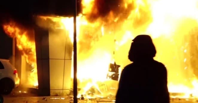 Protestuesit i vunë zjarrin, Gjykata e Lartë pezullon të gjitha gjyqet: Do të shtyhen deri në përfundim të procesit të verifikimit të dëmeve!