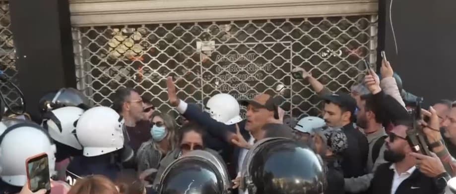 Studentët protestues nisin sulmet me gurë, breshëri fishekzjarresh dhe sende të forta ndaj Policisë, shpërndahen me ujë dhe gaz! Arlind Qori pengon shoqërimin e të dyshuarit