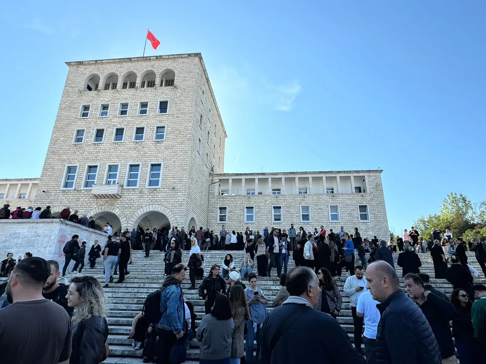 Pedagogët dhe absurdi i qeverisë kujdestare