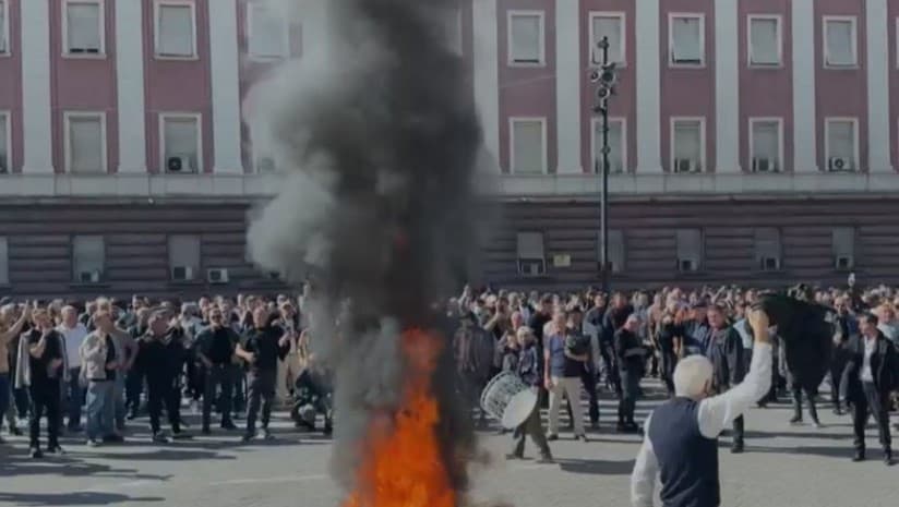 FOTO-LAJM/ Gjëmim daulleje, valle tropojane dhe thirrje për revolucion, mbështetësit e PD-së kërcejnë rreth zjarrit para Kryeministrisë
