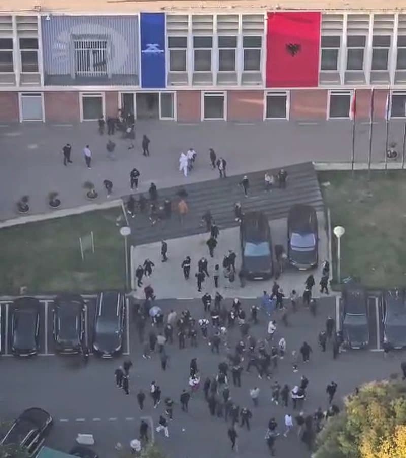 Pas sulmeve me molotovë dhe gurë, protestuesit e maskuar futen sërish në selinë e PD-së për t’iu shmangur policisë