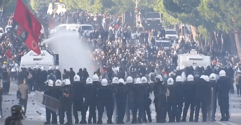 Vandalët përkrahen, policët sulmohen