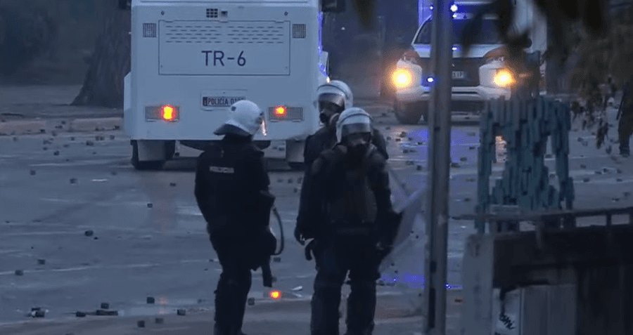 Çfarë ndodhi në 6 orë kaos në Tiranë? Protestuesit e maskuar me molotovë, gurë e flakë kundër institucioneve, bankave dhe bizneseve