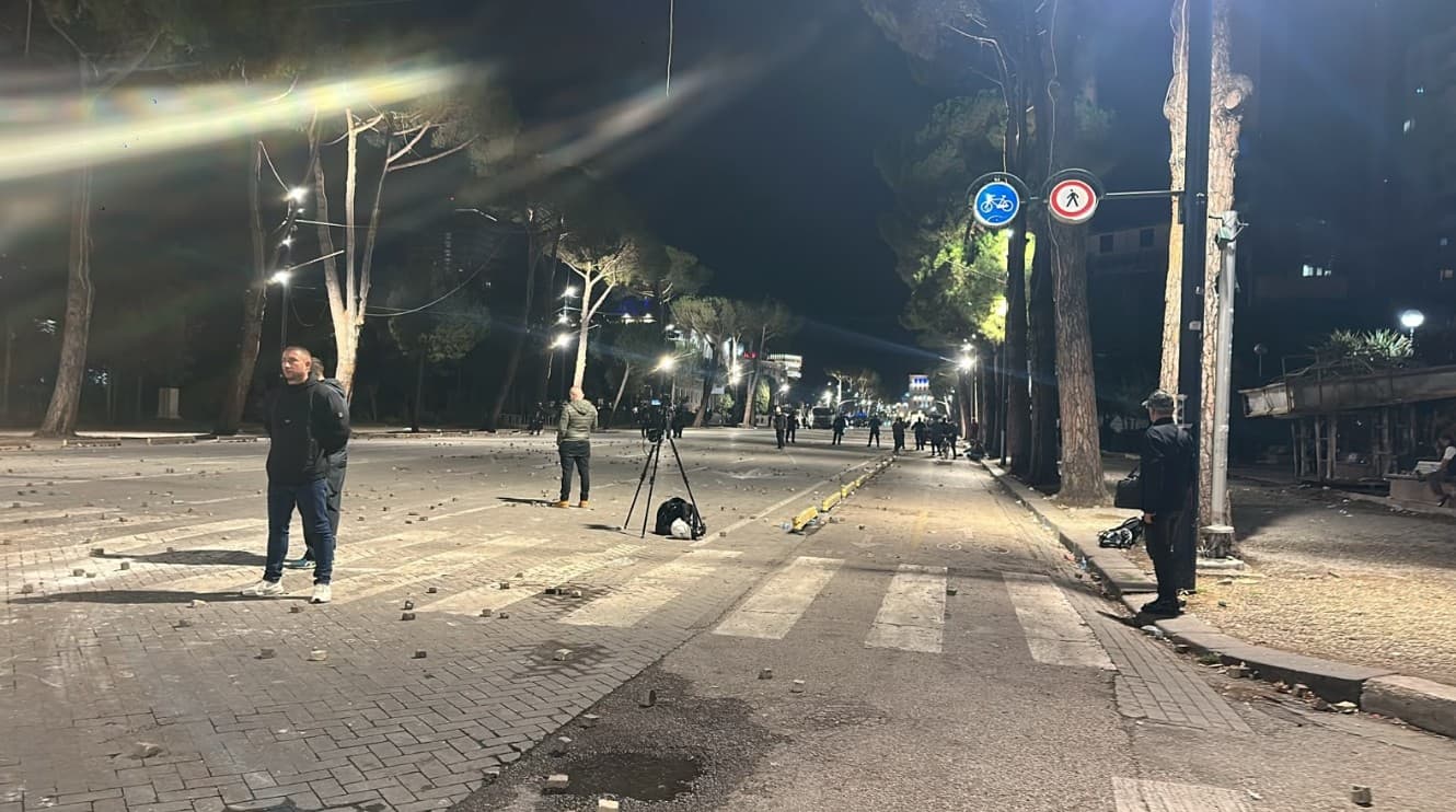 Policia shpërndan protestuesit në Tiranë, boshatiset bulevardi