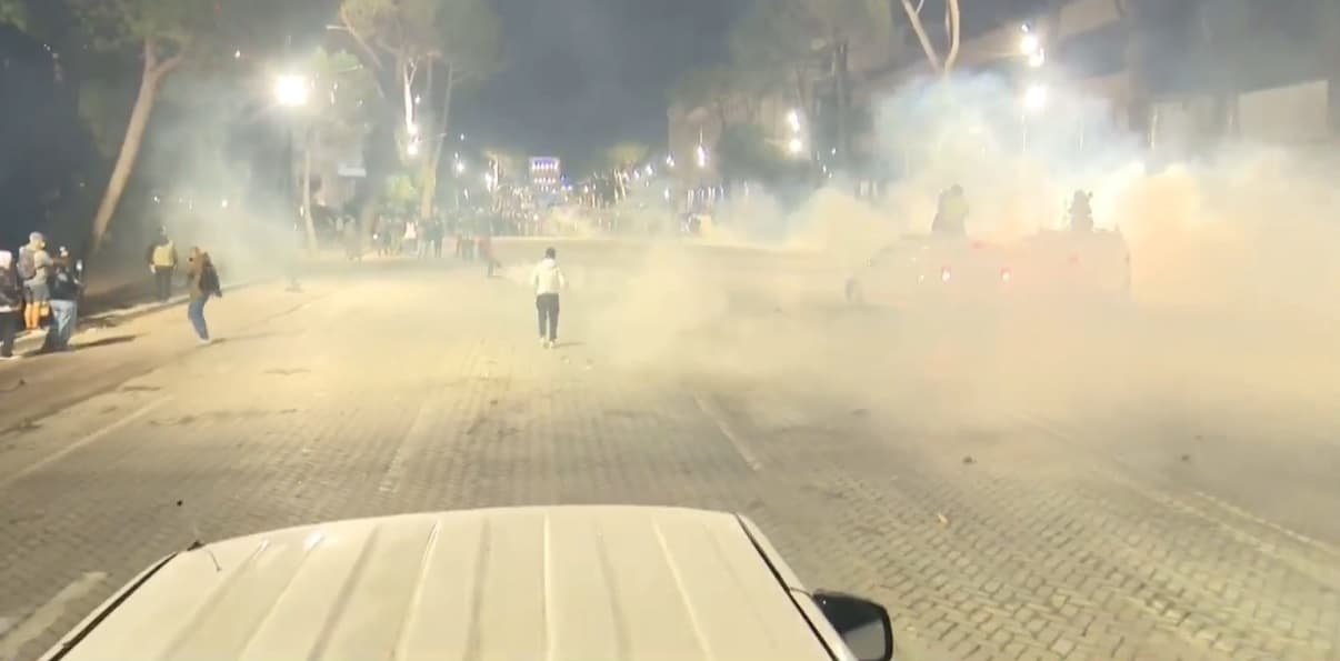 Dita e 13-të e protestës/ Para Kryeministrisë hidhen gurë, policia përdor gaz lotsjellës