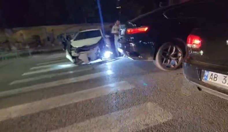 Aksident në qendër të Elbasanit, përplasen dy automjete, raportimet e para nga vendngjarja!