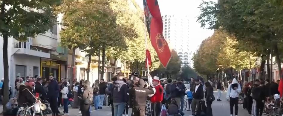Dita e 16-të e protestës, pas marshimit nëpër Tiranë studentët rikthehen te Ministria e Arsimit!